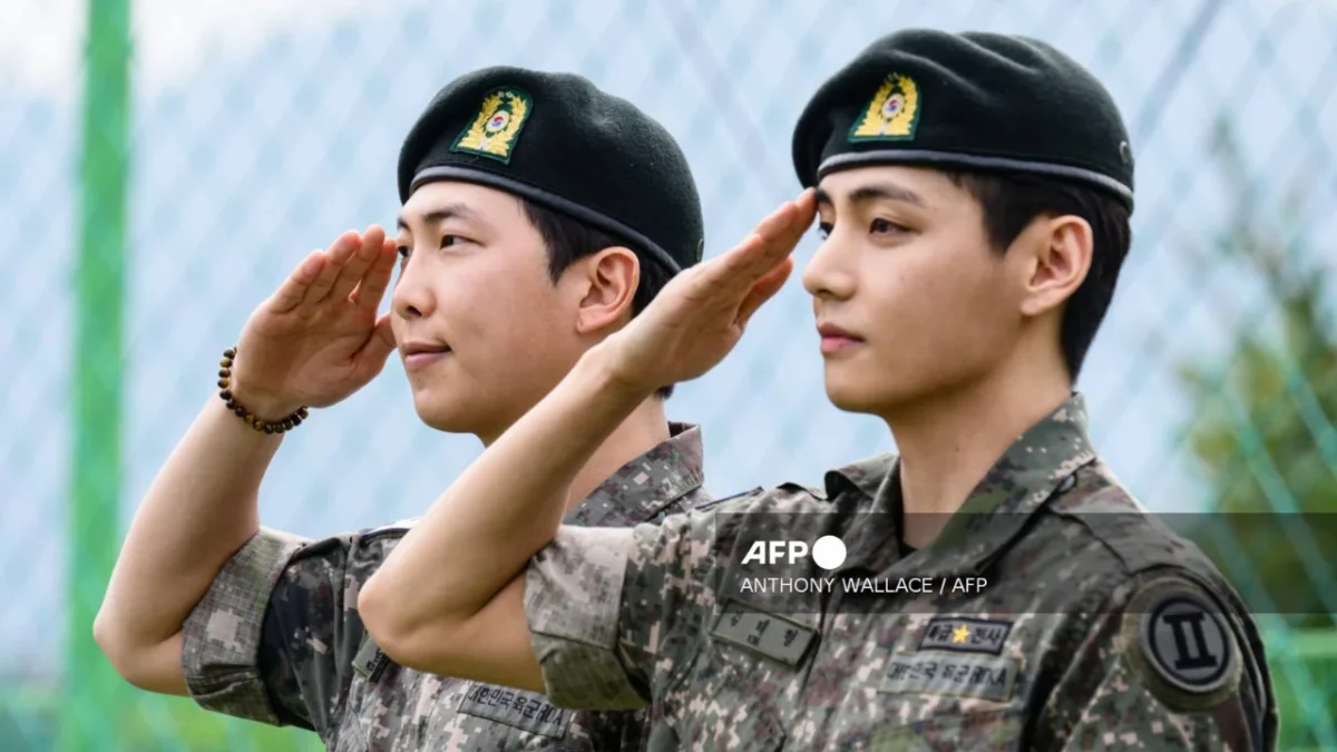 Dos integrantes de BTS concluyen el servicio militar en Corea del Sur
