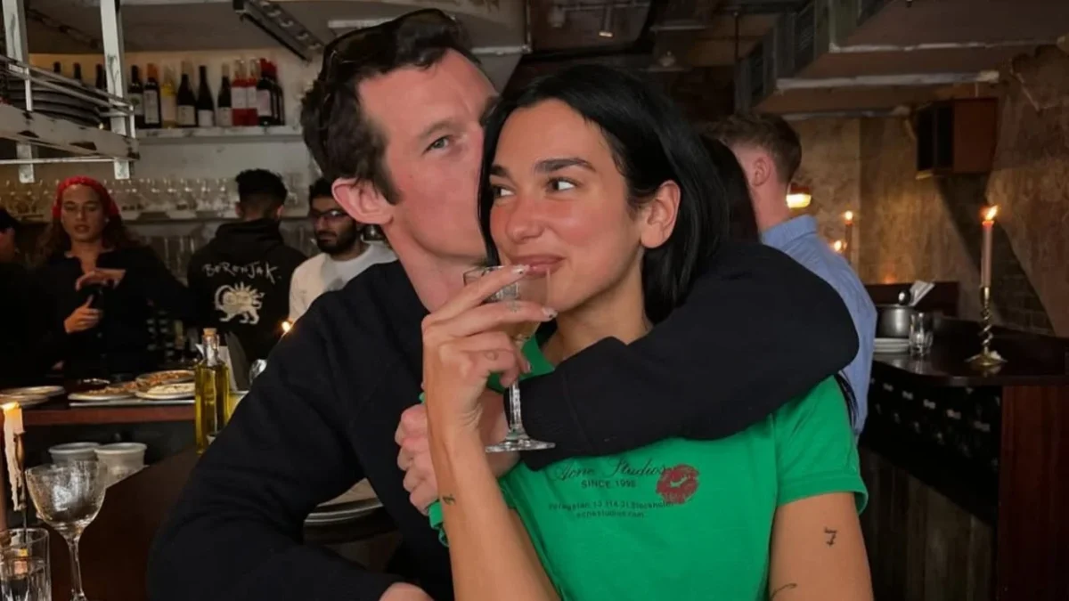 Dua Lipa conoció a Callum Turner en The River Cafe de Londres, cuando la cofundadora del restaurante, Ruth Rogers, los presento