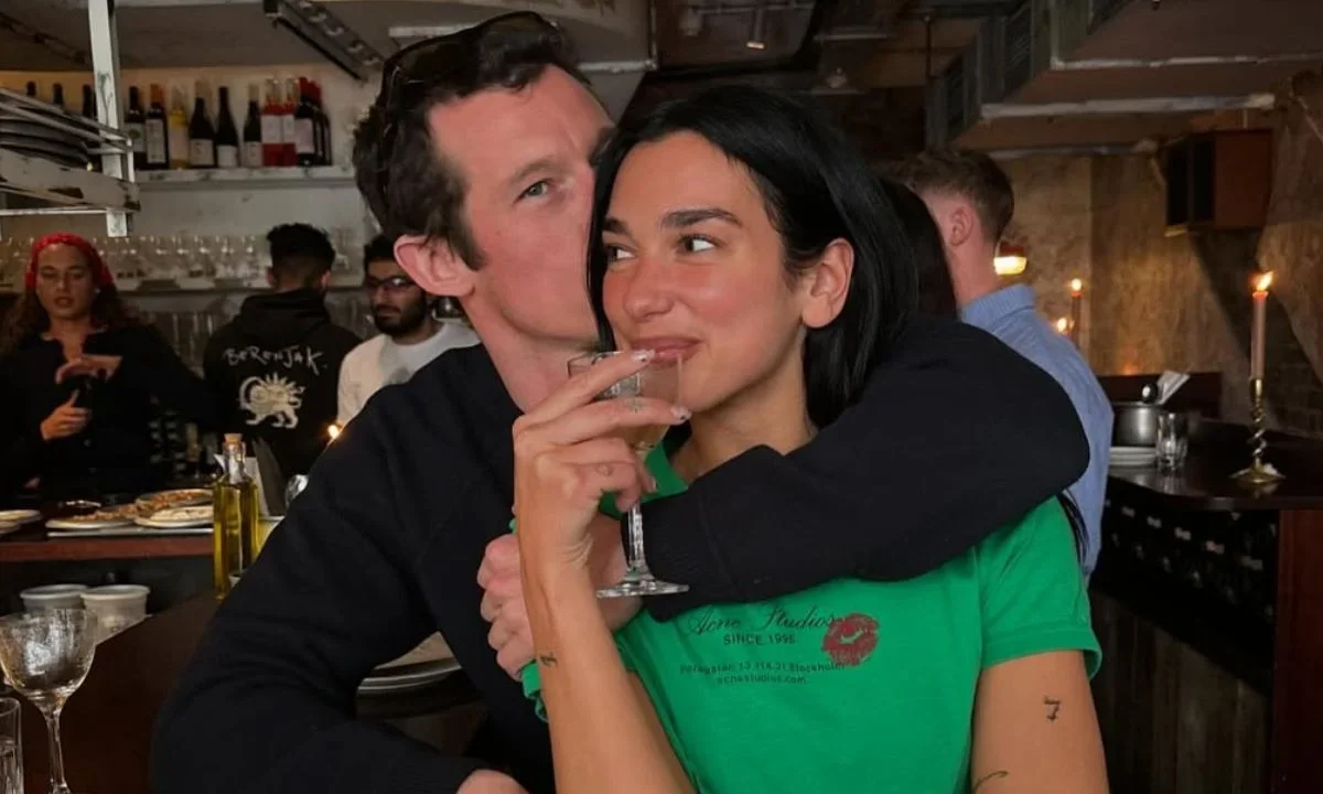 Dua Lipa conoció a Callum Turner en The River Cafe de Londres, cuando la cofundadora del restaurante, Ruth Rogers, los presento