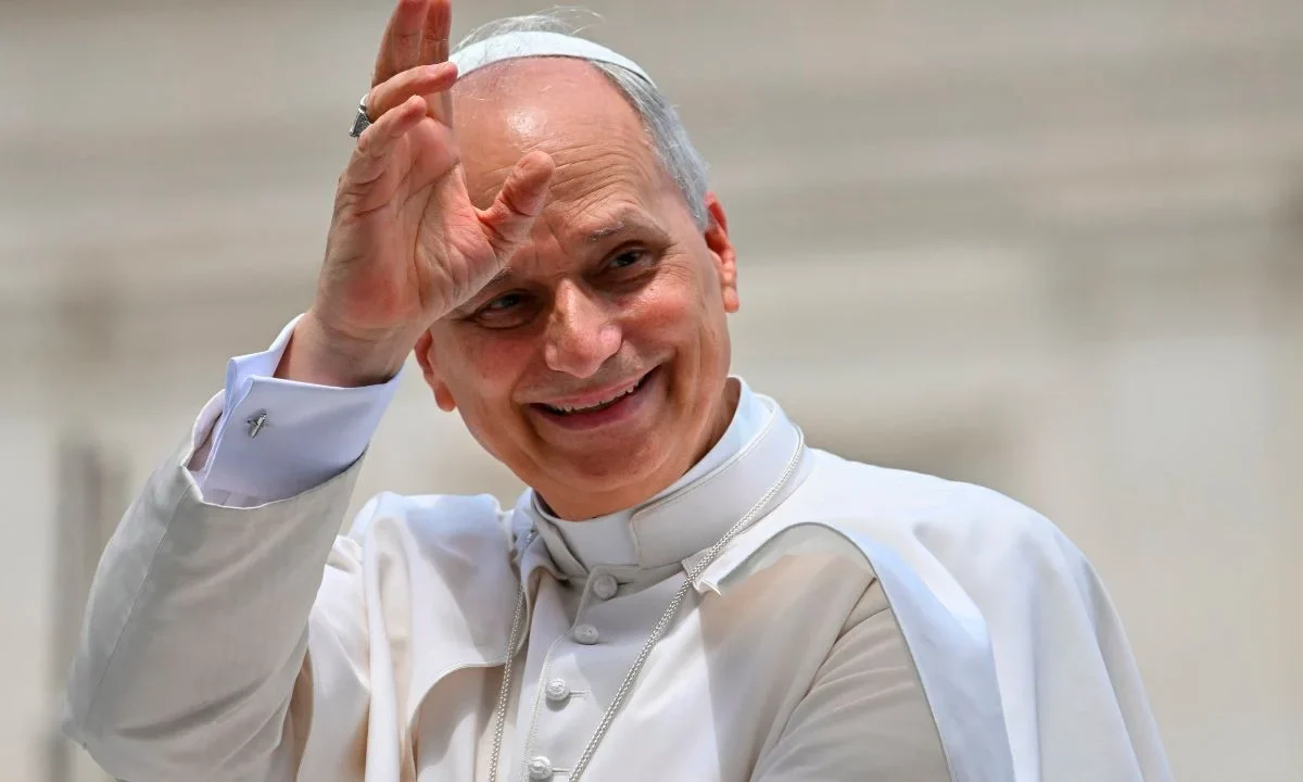 El Papa León XIV saluda a la multitud al final de la audiencia general semanal en la Plaza de San Pedro del Vaticano