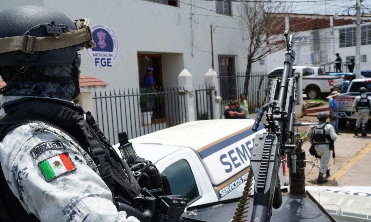 Elemento de la Guardia Nacional en custodia