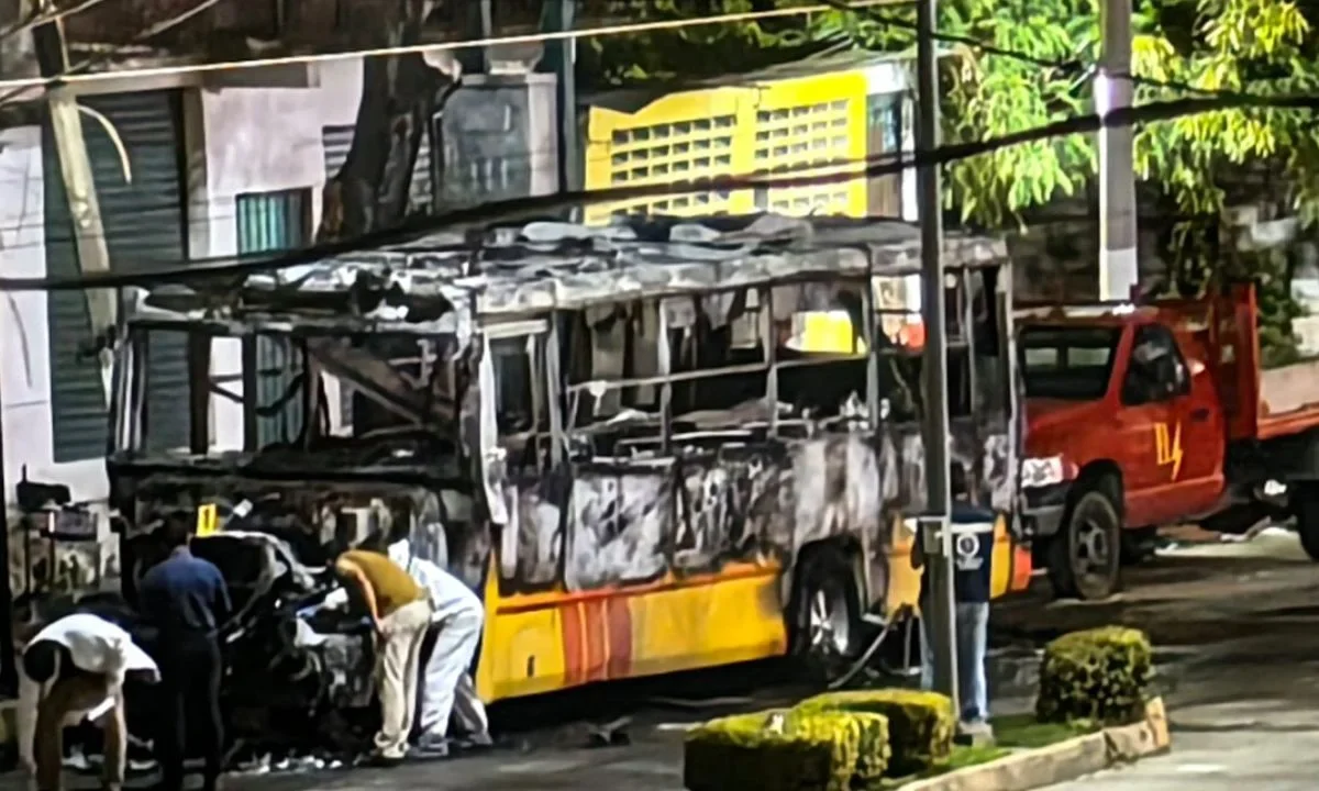 En Acapulco encuentran camión quemado con cuerpos dentro