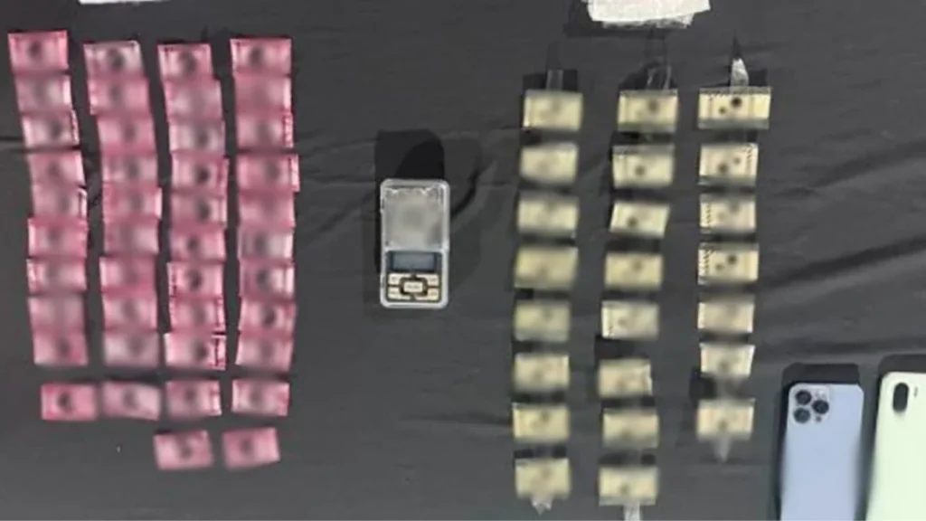  A "Rocka" se le hallaron 42 bolsitas de cristal, 23 dosis de cocaína, una báscula digital, 2 teléfonos celulares y dinero en efectivo