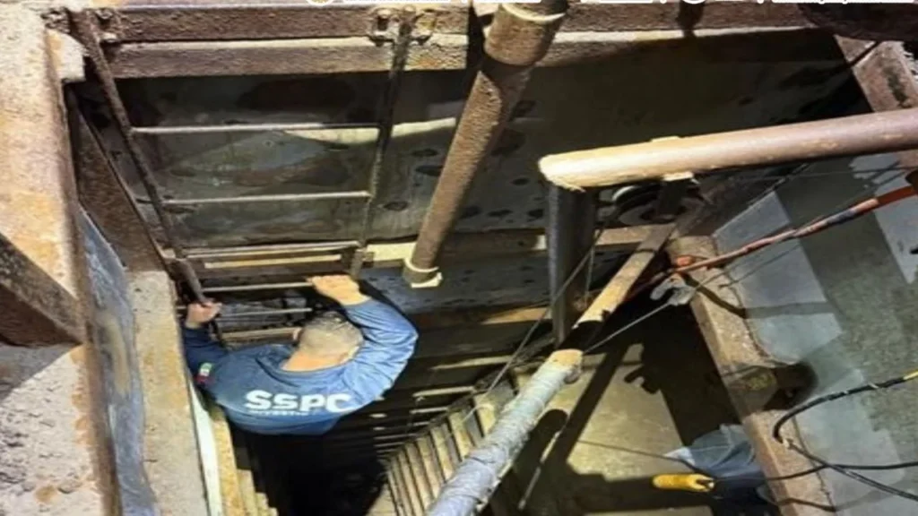 Dentro del "narcotúnel" se aseguró un paquete con metanfetamina y diversos artículos para transportar objetos