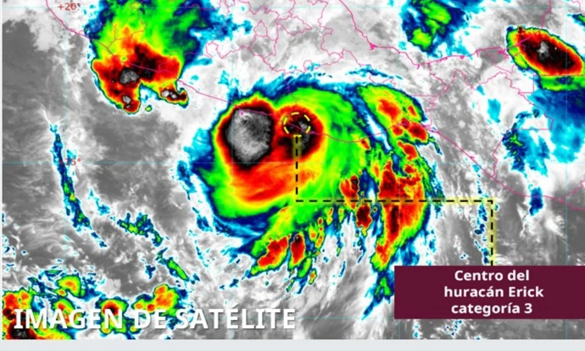 Se presenta lluvias muy fuertes en la costa Chica tras la entrada del huracán Erick categoría tres
