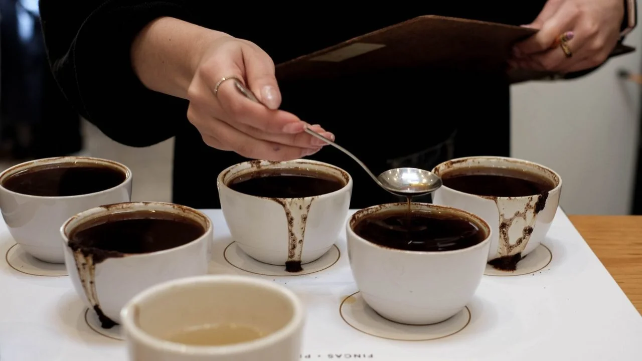 Este es el café mezclado con más azúcar en el mercado, según Profeco