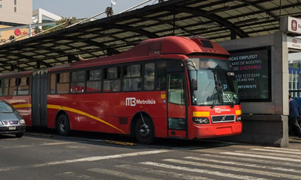 De manera súbita se desvanece un hombre en la estación Buenavista del Metrobús en la Línea 1 ; pierde la vida
