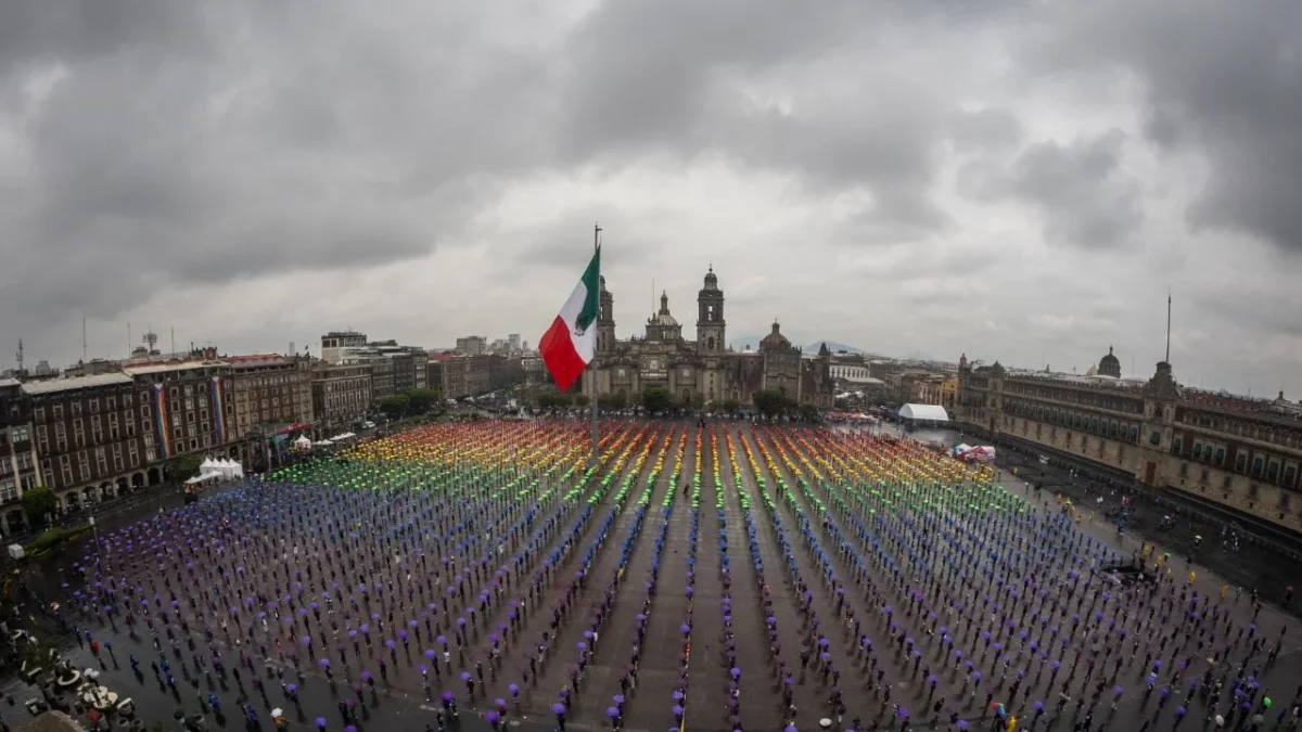 Forman bandera monumental LGBTTTIQ+ en el Zócalo capitalino