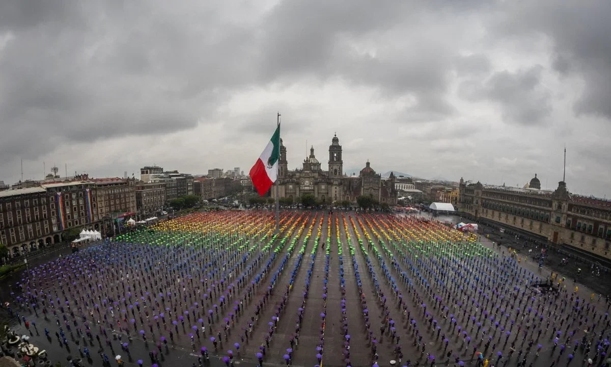 Forman bandera monumental LGBTTTIQ+ en el Zócalo capitalino