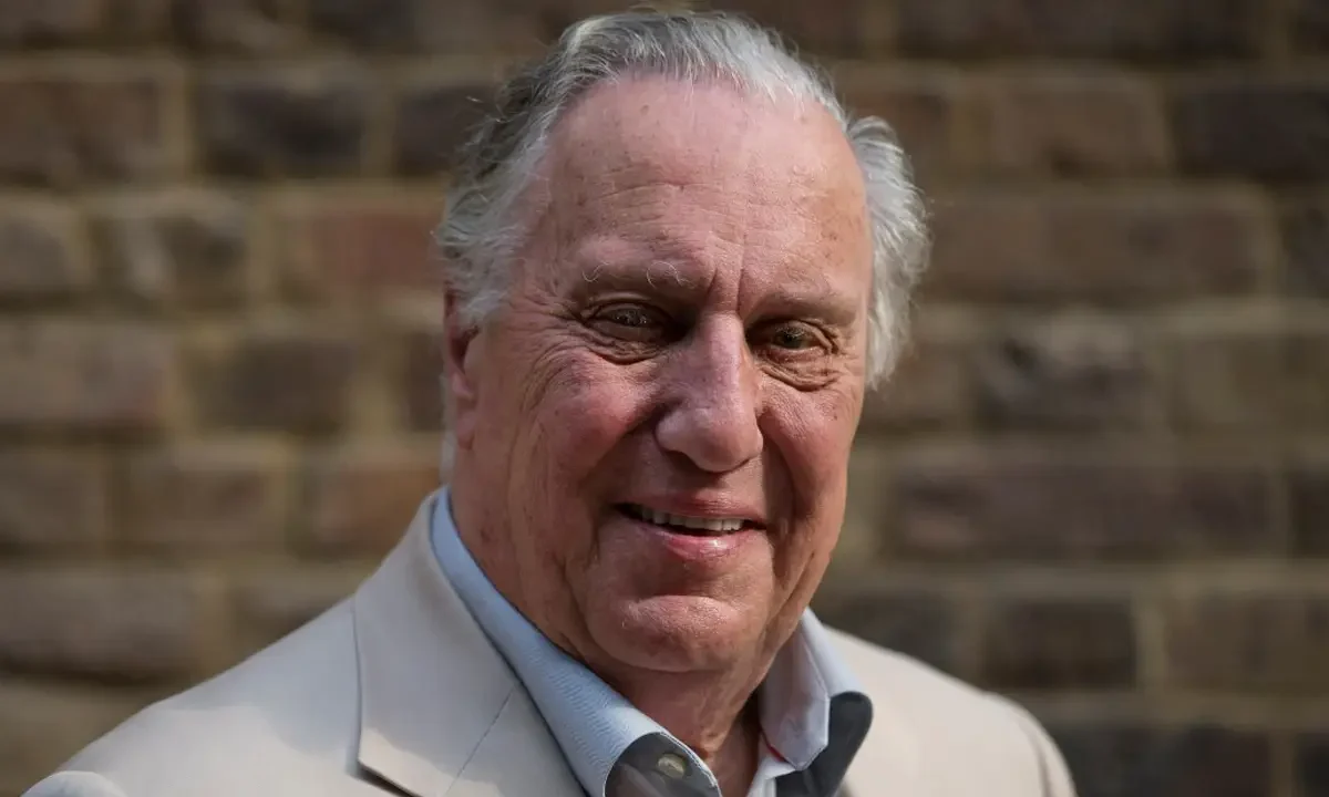El escritor británico Frederick Forsyth