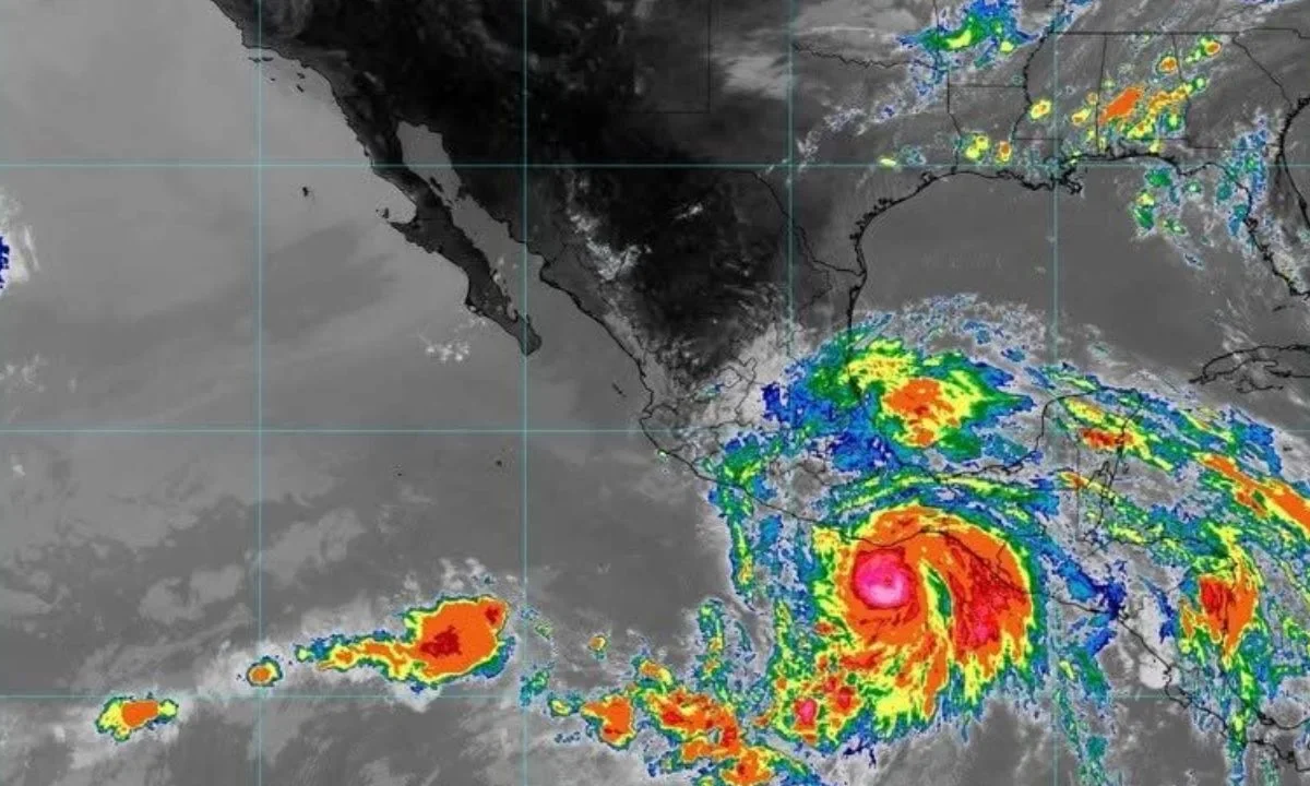 Huracán 'Erick' se fortalece a categoría 3 previo a tocar las costas de México