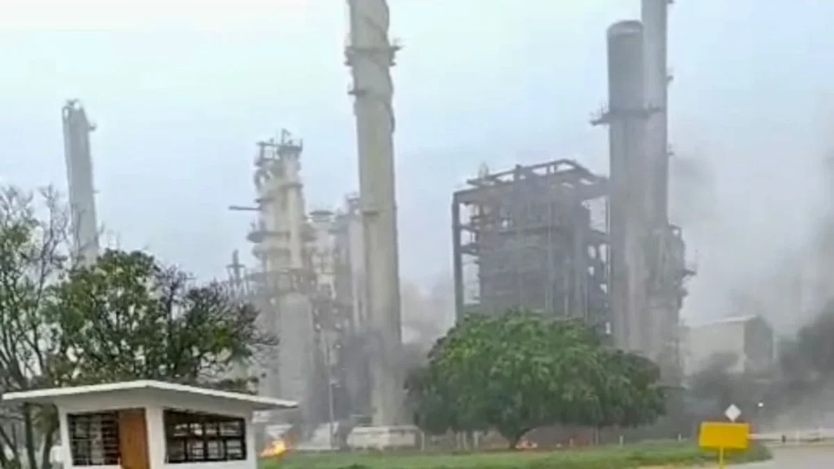 Incendio en refinería de Salina Cruz por residuos de hidrocarburo en drenajes