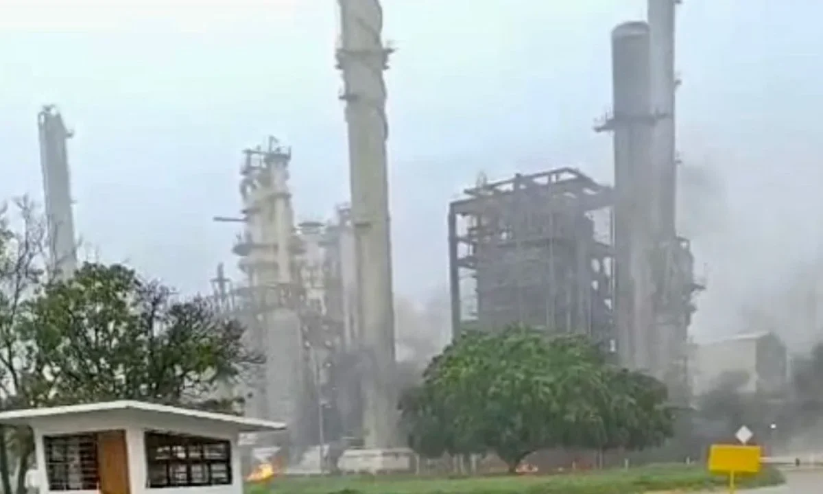 Incendio en refinería de Salina Cruz por residuos de hidrocarburo en drenajes