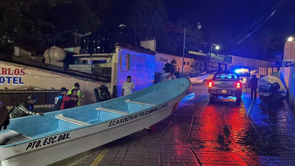 Pescadores comenzaron a guardar sus lanchas, para evitar que el Huracán Erick arrase con sus pertenencias