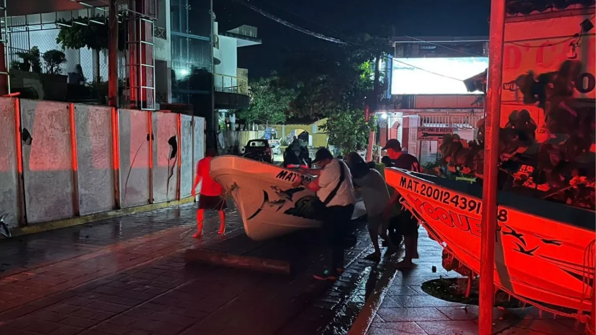 Continúan las labores de ayuda a pescadores para salvaguardar su integridad física, así como las embarcaciones que se encuentran en las principales playas de Puerto Escondido.