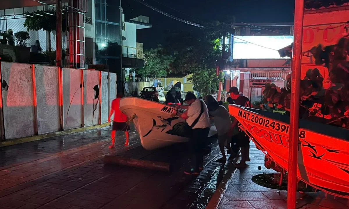 Continúan las labores de ayuda a pescadores para salvaguardar su integridad física, así como las embarcaciones que se encuentran en las principales playas de Puerto Escondido.