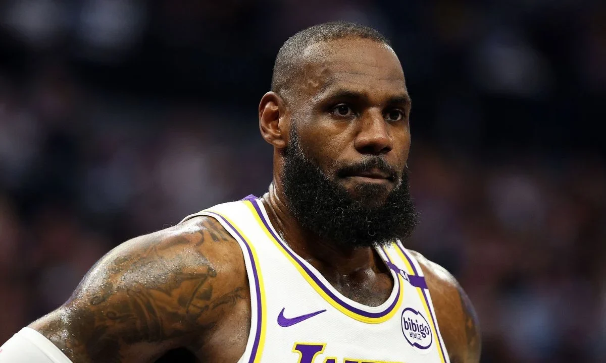 James LeBron va por una temporada más