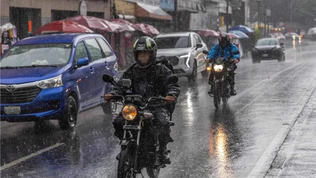 Lluvias ponen en evidencia insuficiencia de drenaje en CDMX