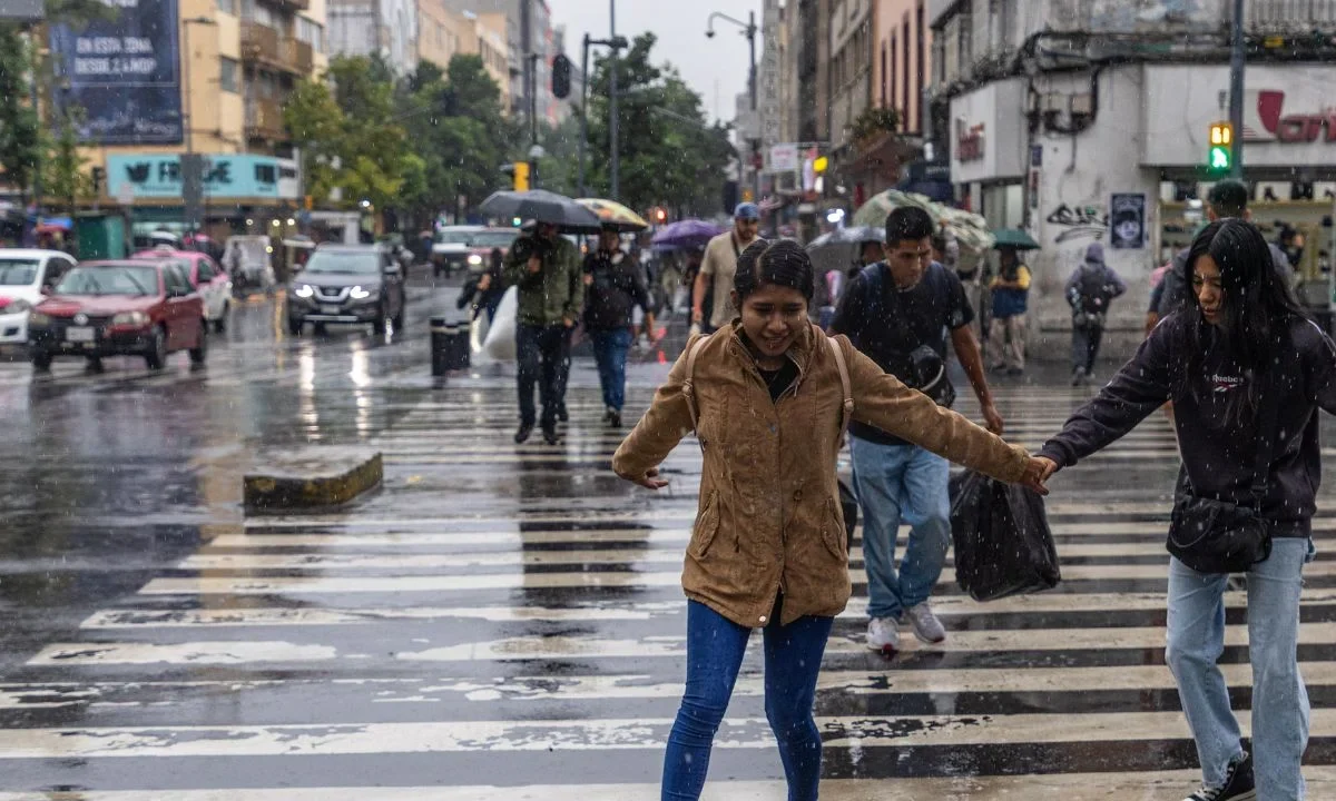 Lluvias ponen en evidencia insuficiencia de drenaje en CDMX