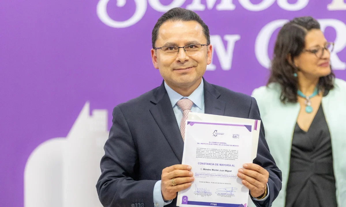 Magistrado electo, señalado de violencia vicaria, recibe constancia de mayoría