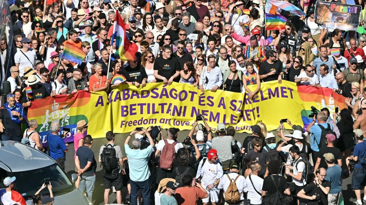 Personas participan en la Marcha del Orgullo de Budapest