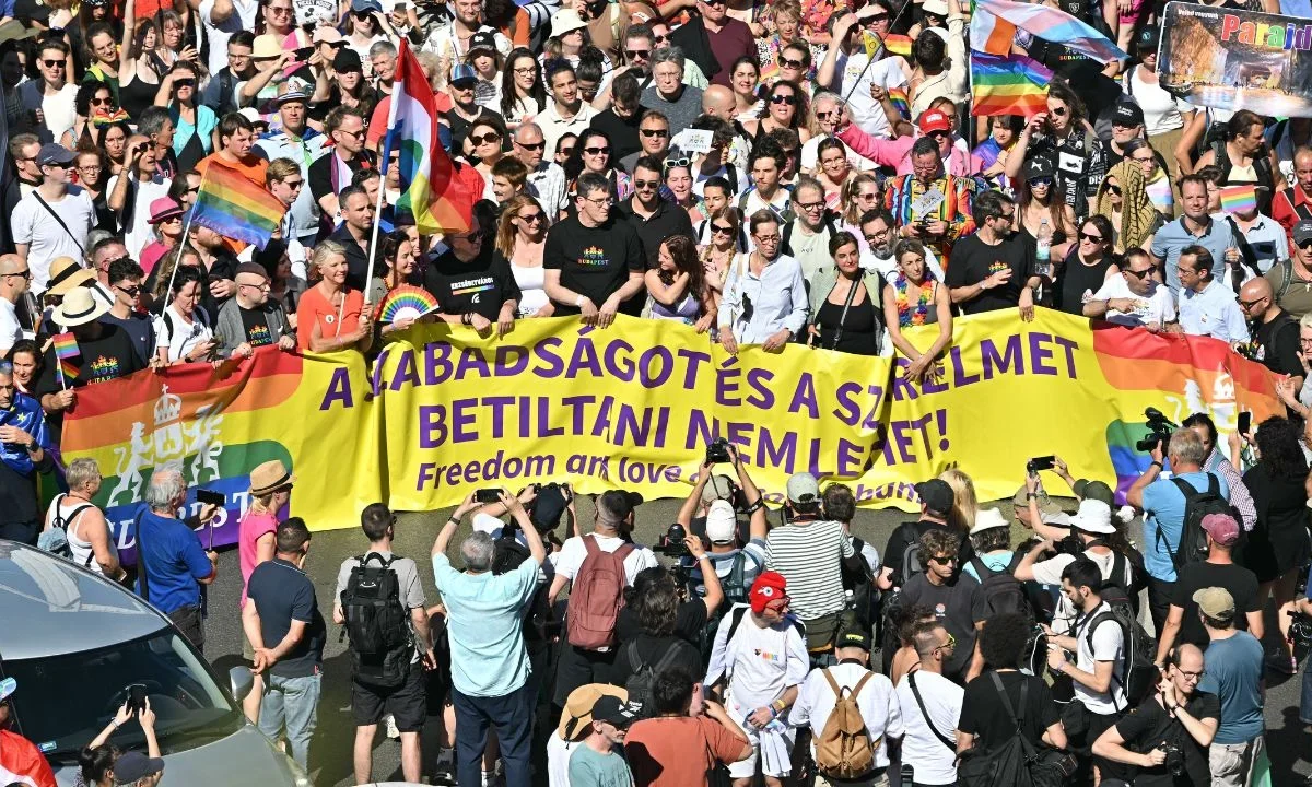 Personas participan en la Marcha del Orgullo de Budapest