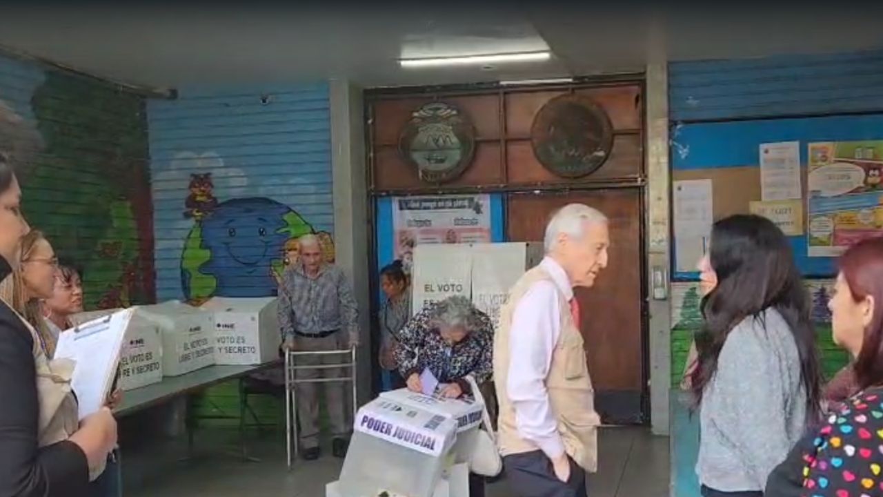 Heraldo Muñoz, visita la Escuela República de Costa Rica, en la Miguel Hidalgo, durante la elección judicial