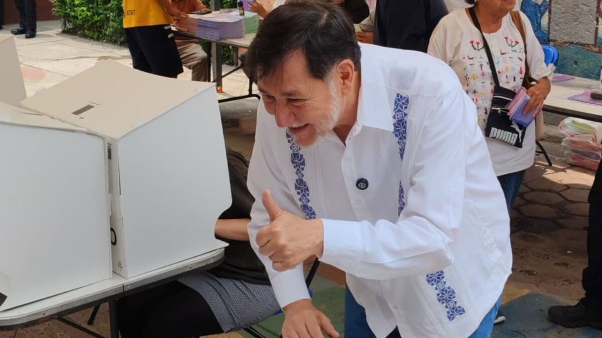 El senador Gerardo Fernández Noroña reconoció y presumió que llevo su acordeón para emitir su voto en la elección judicial.