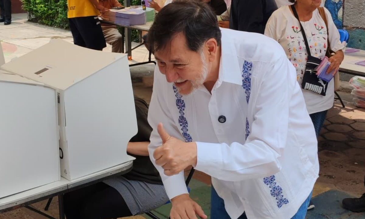 El senador Gerardo Fernández Noroña reconoció y presumió que llevo su acordeón para emitir su voto en la elección judicial.