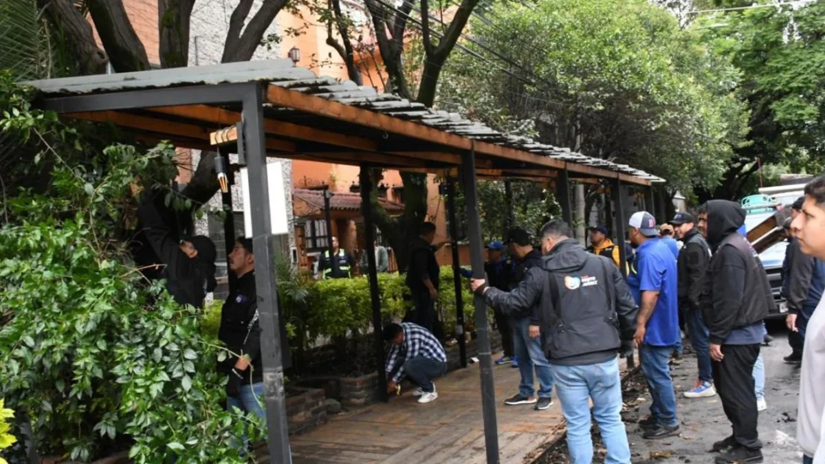 Continúa la recuperación del espacio público; en la colonia Nápoles retiran pérgolas y enseres de 42 comercios.