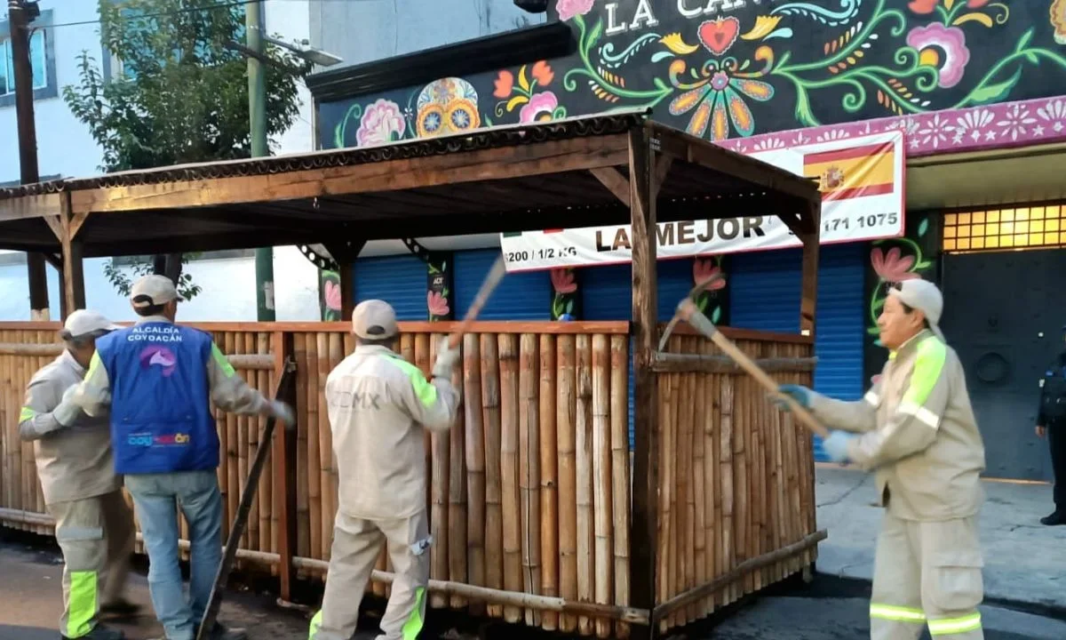 Retiran pérgolas en comercios de Coyoacán