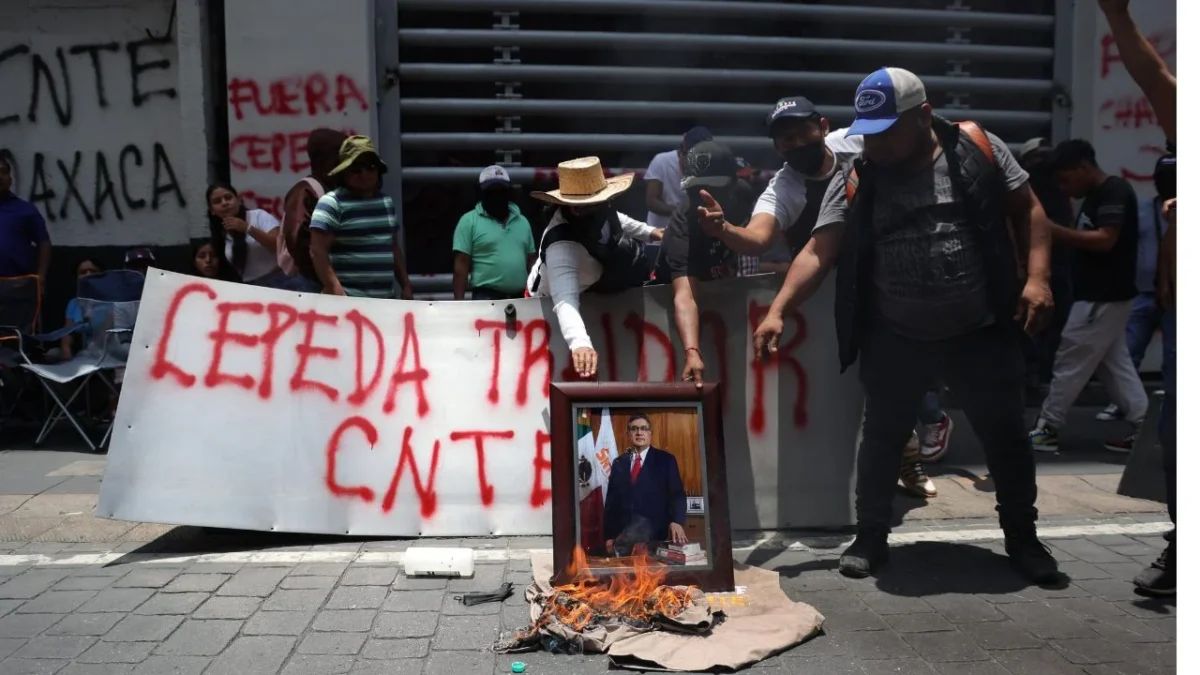 Integrantes de la CNTE ingresan por la fuerza a las instalaciones del SNTE 