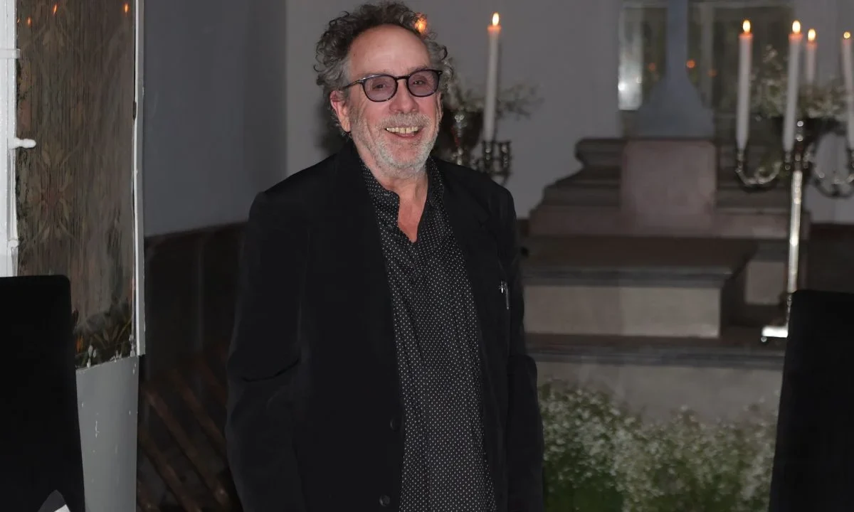 Masterclass con Tim Burton en el Lote de Panaderos del Panteón Civil de Dolores, quien habló de su exposición “Tim Burton El Laberinto”