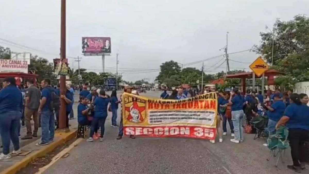 Trabajadores de IMSS-Bienestar realizan bloqueos en Oaxaca