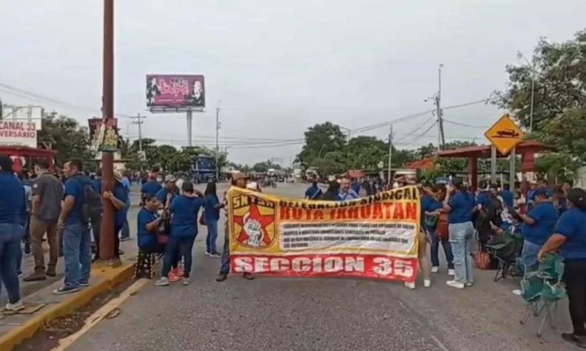 Trabajadores de IMSS-Bienestar realizan bloqueos en Oaxaca