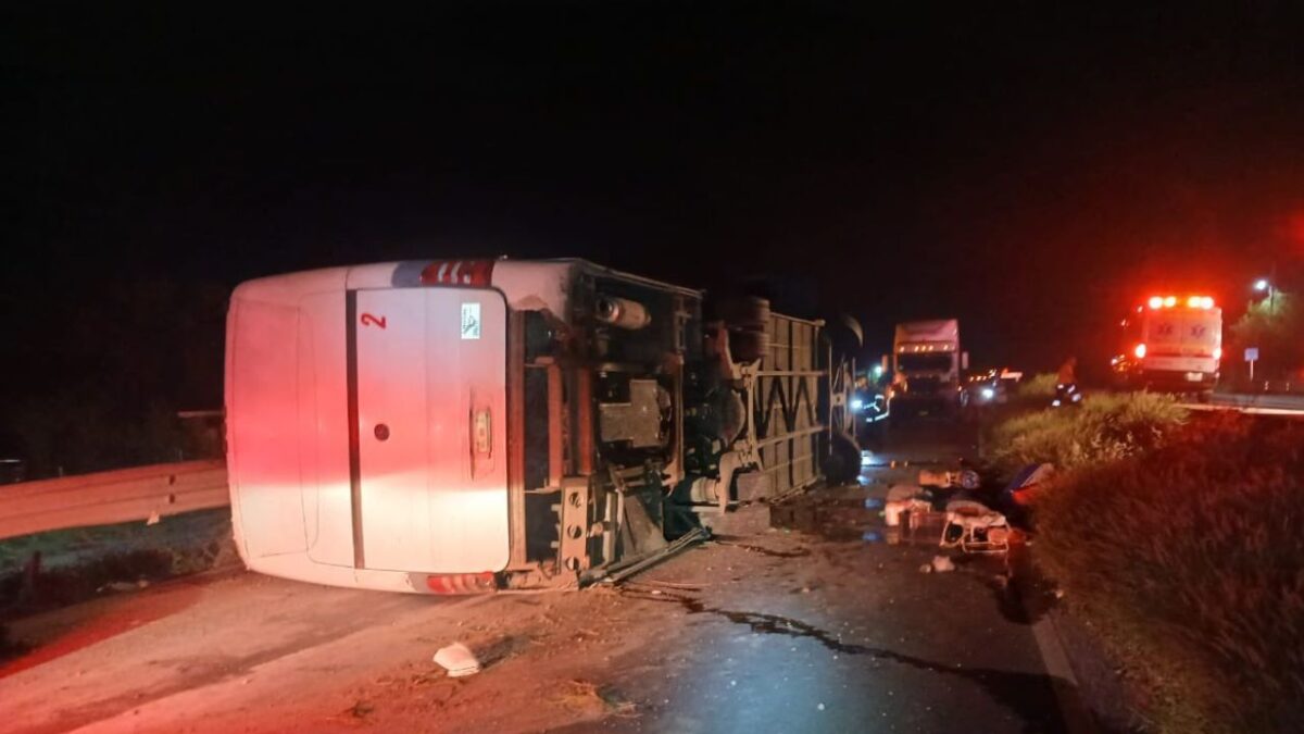 Volcadura de autobús en Nuevo León deja más de 20 heridos