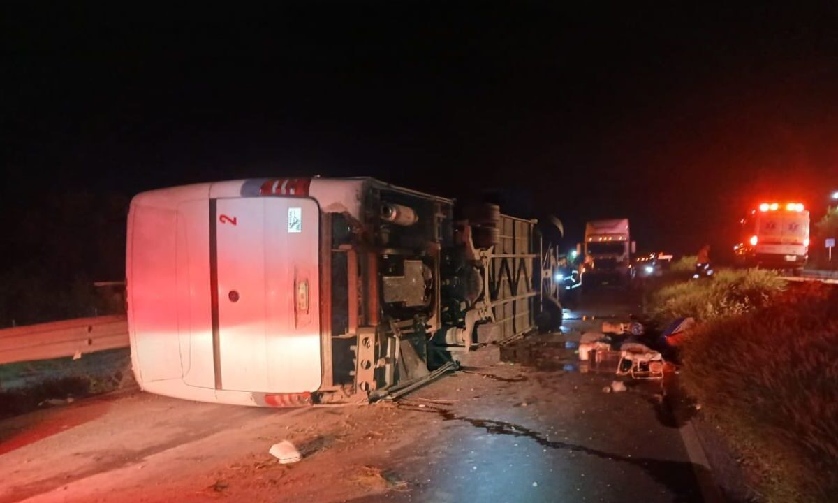 Volcadura de autobús en Nuevo León deja más de 20 heridos