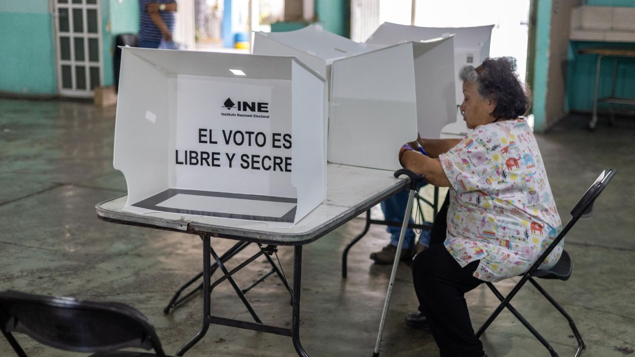 El exgobernador del Estado de México, Eruviel Ávila, acudió esta mañana a ejercer su derecho al voto en casilla de la colonia Ciudad Azteca