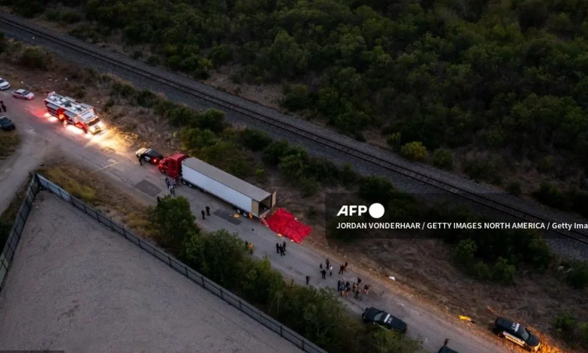 El Departamento de Justicia de EU informó que dos mexicanos recibieron cadena perpetua por la muerte de 53 migrantes en Texas en 2022.