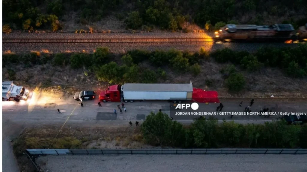 El Departamento de Justicia de EU informó que dos mexicanos recibieron cadena perpetua por la muerte de 53 migrantes en Texas en 2022.