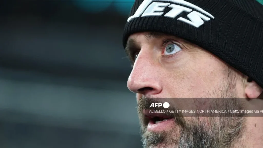 Aaron Rodgers despeja dudas de retiro de la NFL, firma por un año con los Steelers.