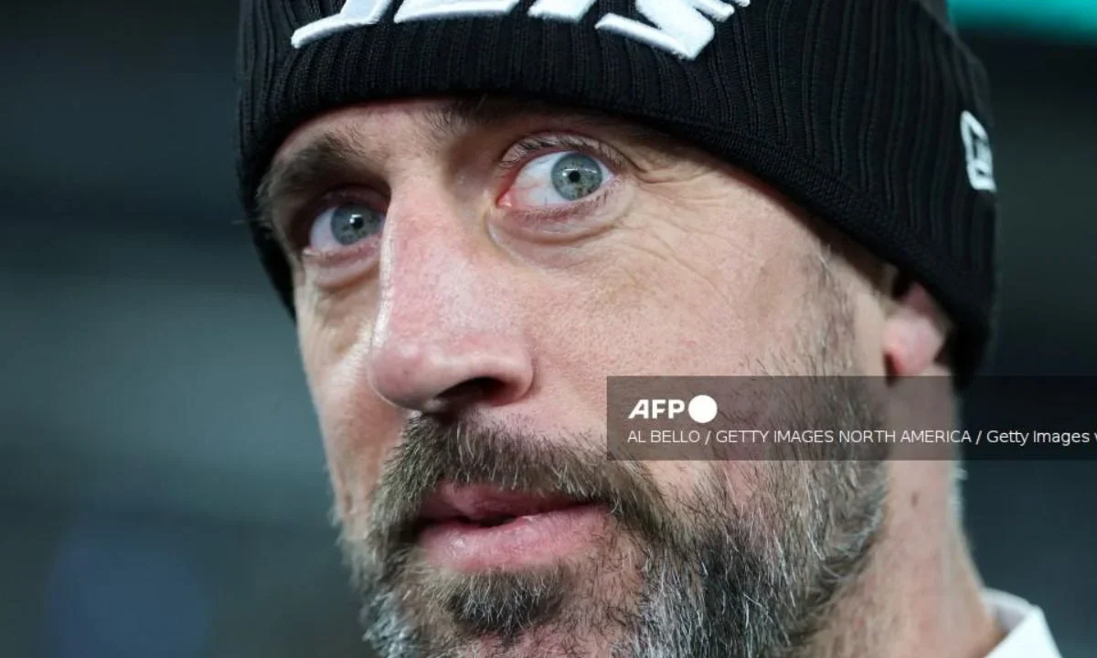 Aaron Rodgers despeja dudas de retiro de la NFL, firma por un año con los Steelers.