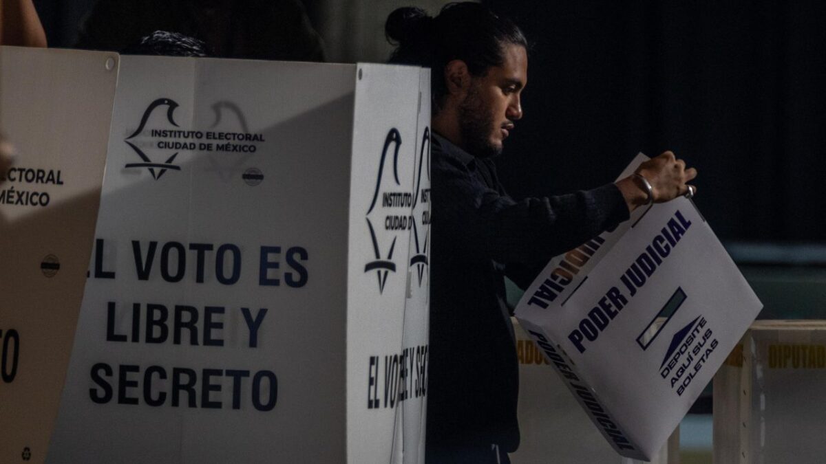 Alrededor de 20 personas que se encontraban formadas en la casilla básica, sección 4748 ubicada en el Museo de Arte de la Secretaría de Hacienda (Antigüo Palacio del Arzobispado), donde a las 09:00 horas votará la presidenta de México, Claudia Sheinbaum, ya ingresaron para emitir su voto.
