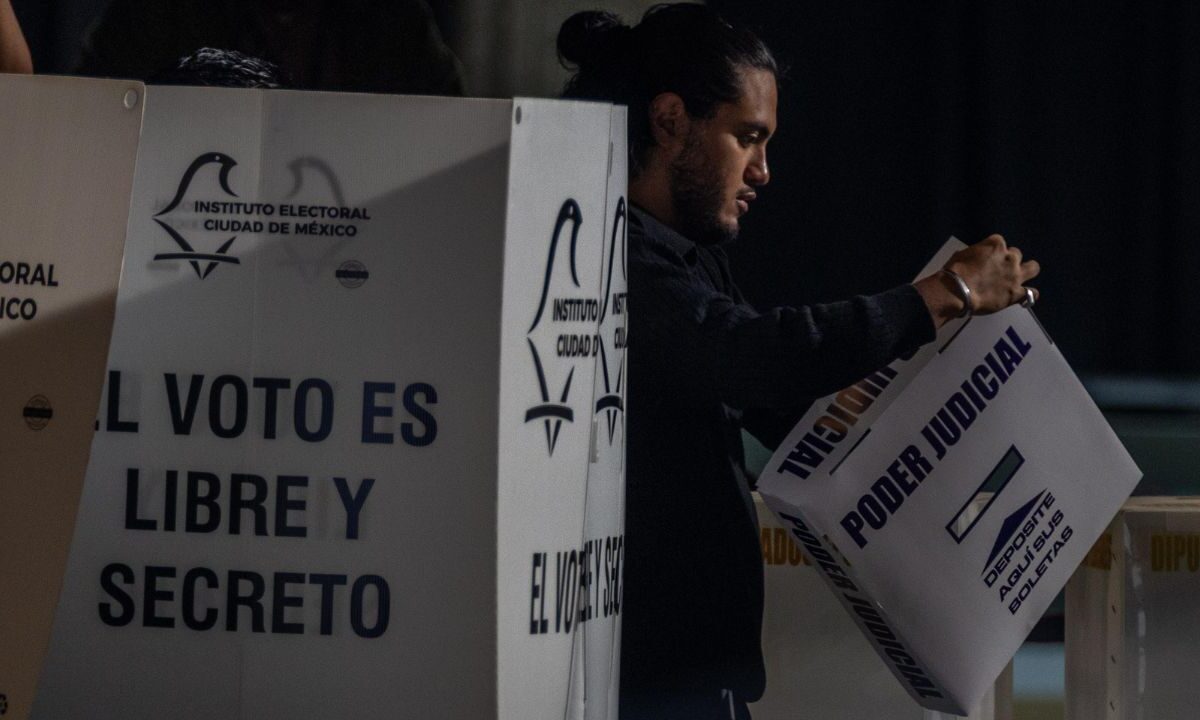 Alrededor de 20 personas que se encontraban formadas en la casilla básica, sección 4748 ubicada en el Museo de Arte de la Secretaría de Hacienda (Antigüo Palacio del Arzobispado), donde a las 09:00 horas votará la presidenta de México, Claudia Sheinbaum, ya ingresaron para emitir su voto.