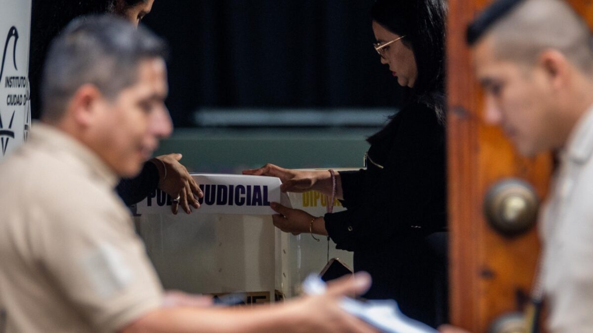 El Instituto Nacional Electoral (INE) dio el banderazo de arranque de la elección judicial desde las 8:00 horas para abrir 83 mil 975 casillas, en las que podrán votar 97.3 millones de ciudadanos.