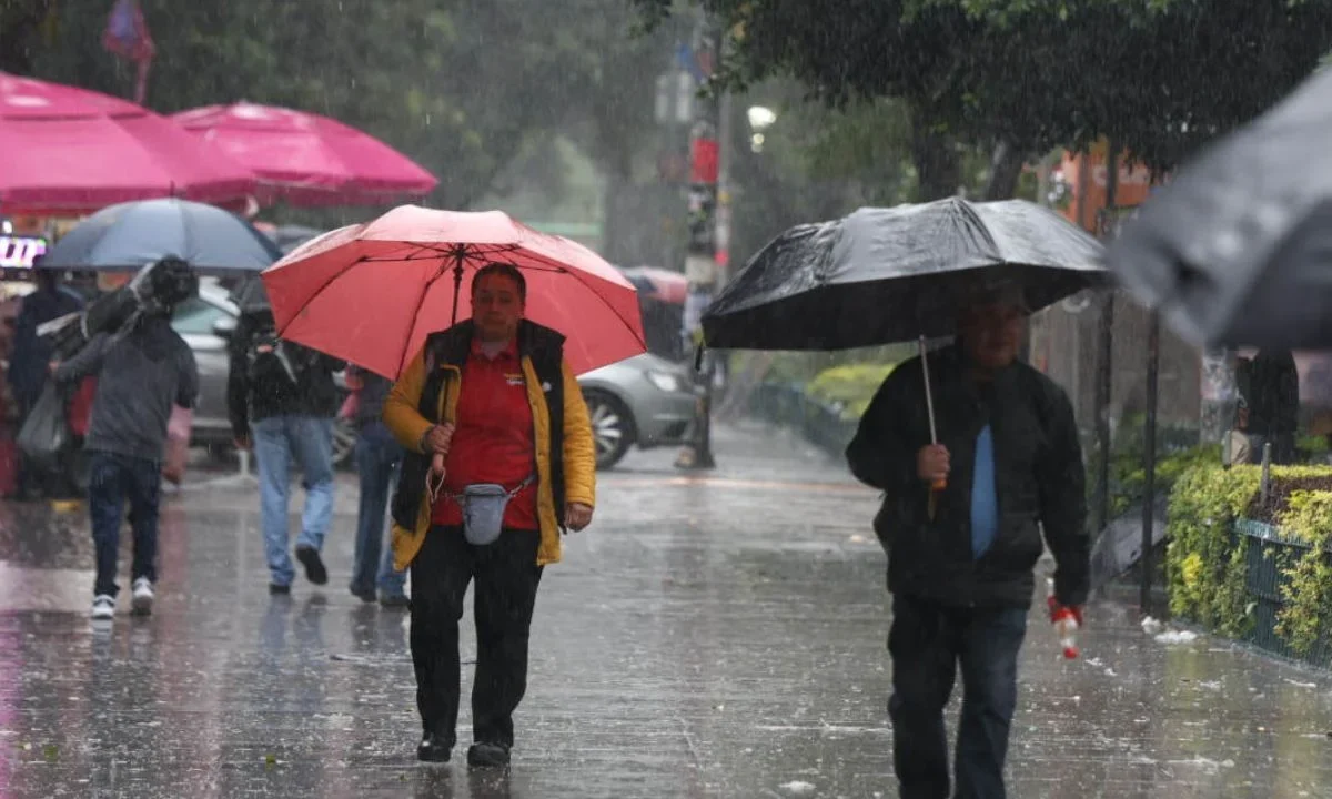 Tras las primeras precipitaciones de este domingo en la CDMX la SGIRPC mantiene alerta roja por persistencia de lluvias fuertes.