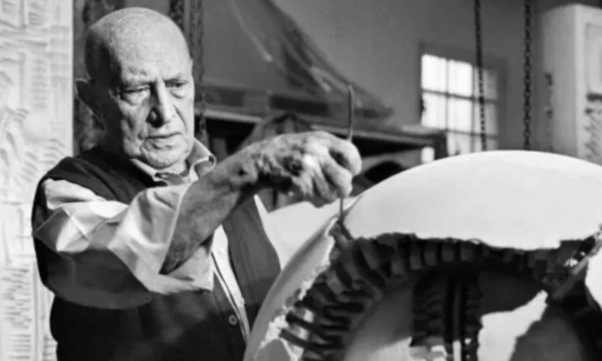 Arnaldo Pomodoro, famoso por sus esferas de bronce, murió el domingo en Milán, a punto de cumplir 99 años, informó su fundación.