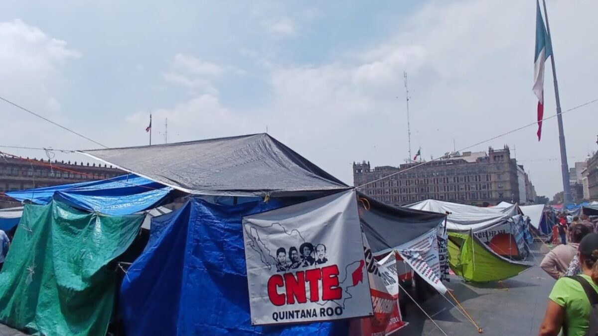 Al corte de este 1 de junio, la CNTE se mantiene en plantón en el Zócalo y calles anexas de la Ciudad de México.