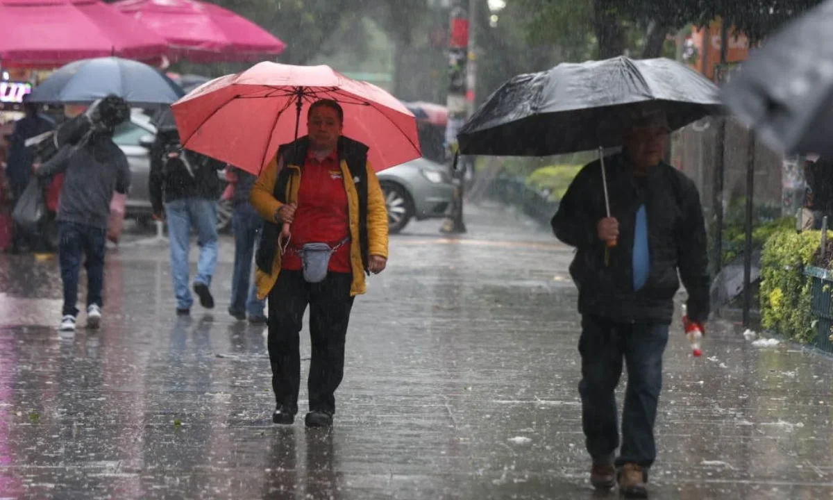 La SGIRPC activó la alerta amarilla por intensificación de lluvias en 10 alcaldías de la CDMX para la tarde y noche del jueves 26 de junio.