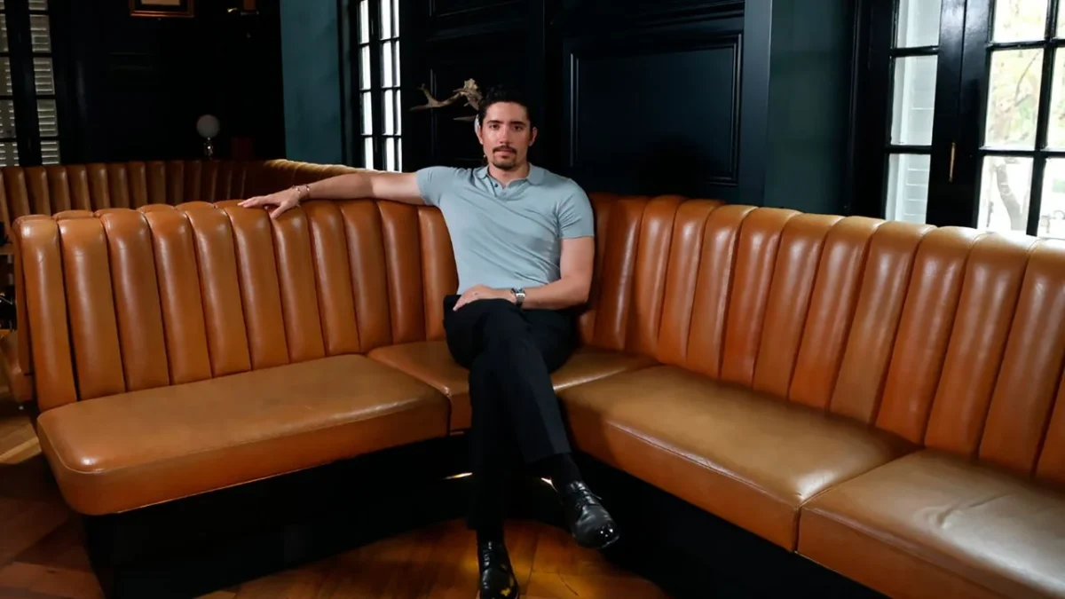 Desde pequeño, Alex Fernández siempre quiso ser empresario, lo suyo eran los negocios por lo que creo en su casa un cine por el que cobraba la entrada.